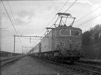 806679 Afbeelding van de electrische locomotief nr. 1107 (serie 1100) van de N.S. met enkele rijtuigen te Maarn, ...